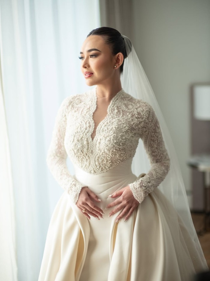 Visual Amanda Manopo di hari pernikahan dengan Kenny Austin.