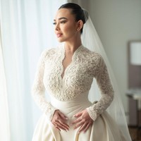 Gaun pengantin lace dengan siluet klasik yang panjangnya menyapu lantai ini membuat penampilan Amanda Manopo bak putri kerajaan di hari pernikahannya. Foto: Instagram @rollmoments