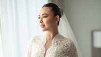Wajah Amanda di-makeup oleh Bennu Sorumba. Foto: Instagram @rollmoments