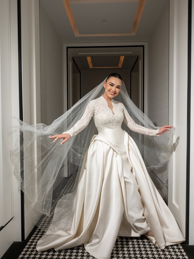 Amanda Manopo tampil cantik elegan di hari pernikahannya. Amanda memercayakan desainer Hian Tjen untuk gaun pengantinnya.  Foto: Instagram @rollmoments