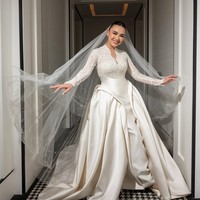 Amanda Manopo tampil cantik elegan di hari pernikahannya. Amanda memercayakan desainer Hian Tjen untuk gaun pengantinnya.  Foto: Instagram @rollmoments