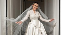 Amanda Manopo memakai gaun pernikahan karya Hian Tjen. Gaun lace yang dikenakan Amanda bergaya klasik. Foto: Instagram @rollmoments