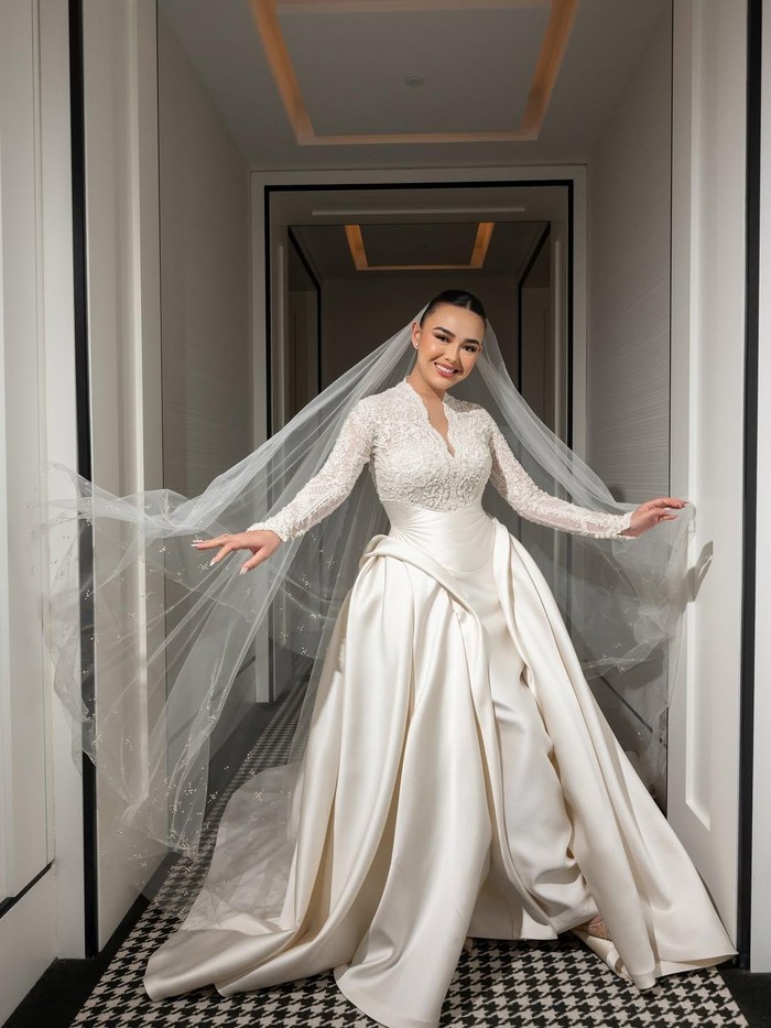 Visual Amanda Manopo di hari pernikahan dengan Kenny Austin.