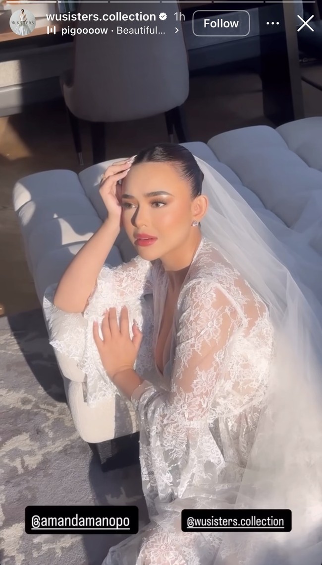 Amanda Manopo tampil menawan di hari pernikahannya dengan Kenny Austin. Sebelum mengenakan gaun pengantin, bintang sinetron Ikatan Cinta itu memukau dalam balutan bridal robe putih. Foto: Instagram/@bellyiverzon/@wusisters.collection