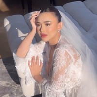 Amanda Manopo tampil menawan di hari pernikahannya dengan Kenny Austin. Sebelum mengenakan gaun pengantin, bintang sinetron Ikatan Cinta itu memukau dalam balutan bridal robe putih. Foto: Instagram/@bellyiverzon/@wusisters.collection