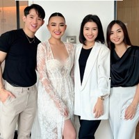 Ekor panjang di bagian belakang robe juga memperkuat kesan dramatis namun tetap elegan. Foto: Instagram/@bellyiverzon/@wusisters.collection