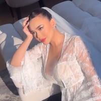 Penampilan aktris 25 tahun ini kian memukau dengan riasan wajah hasil tangan MUA Bennu Sorumba. Hasil yang dewy berpadu warna-warna natural yang lembut membuat kecantikan Amanda kian terpancar. Foto: Instagram/@bellyiverzon/@wusisters.collection