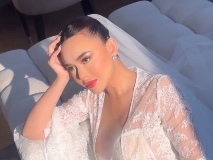 7 Pesona Amanda Manopo Kenakan Bridal Robe Menerawang, Cantik nan Seksi