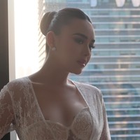 Rambutnya terlihat simpel dan rapi dengan model sleek bun yang mempertegas wajah. Amanda hanya mengenakan sepasang anting tusuk berbentuk oval serta cincin di jari manis untuk melengkapi penampilannya. Foto: Instagram/@bellyiverzon/@wusisters.collection