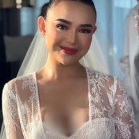 Tersenyum ke arah kamera, Amanda memancarkan pesona pengantin yang memikat. Foto: Instagram/@bellyiverzon/@wusisters.collection