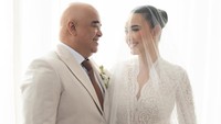 Amanda Manopo saat menikah diantar oleh ayahnya. (Foto: dok Instagram amandamanopo)