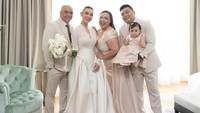Potret Amanda Manopo bersama keluarga di momen pernikahan. (Foto: dok Instagram amandamanopo)