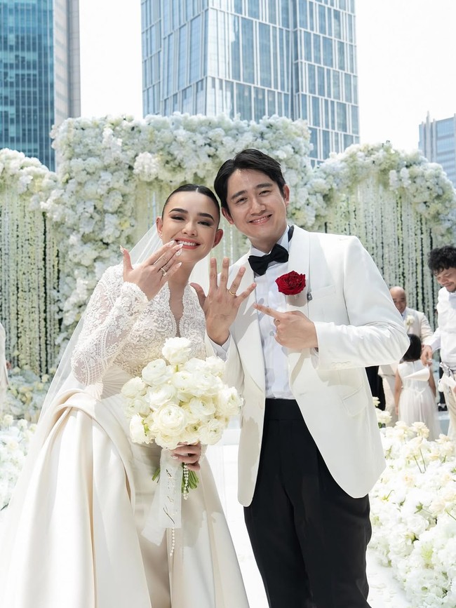 Amanda Manopo dan Kenny Austin resmi menikah pada Jumat (10/10/2025), di The Langham, Jakarta. Acara sakral tersebut berlangsung megah dengan nuansa serba putih yang mendominasi seluruh ruangan. Foto: Instagram @rollmoments