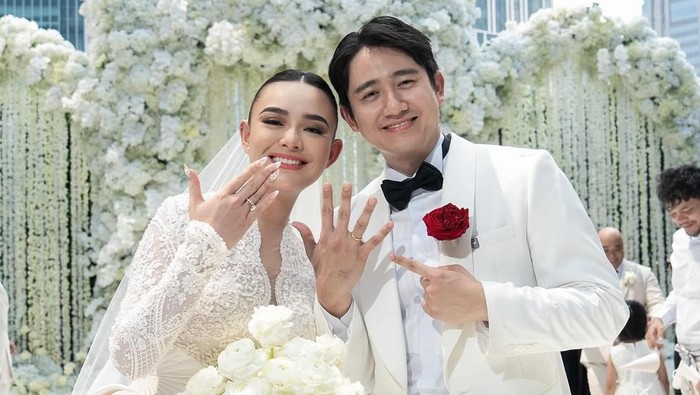 Amanda Manopo dan Kenny Austin resmi menikah, Jumat (10/10/2025).