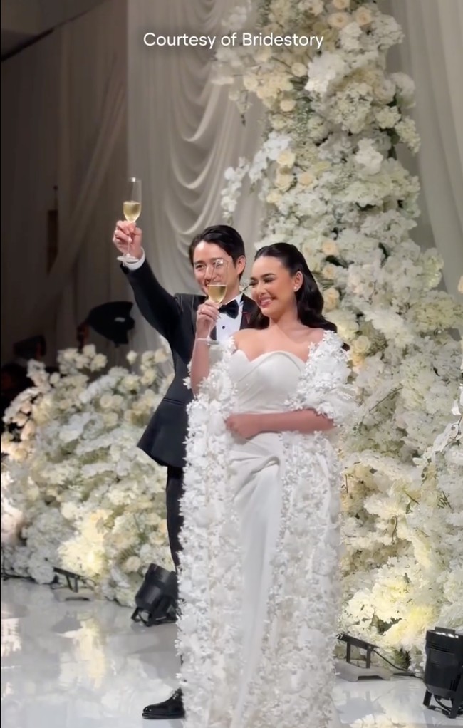 Amanda tampil cantik memukau bak seorang putri di resepsi pernikahannya dengan Kenny Austin yang digelar di The Langham, Jakarta, pada Jumat (10/10/25). Ia kembali memilih gaun serba putih yang membuat penampilannya terlihat timeless. Foto: Instagram/@thebridestory