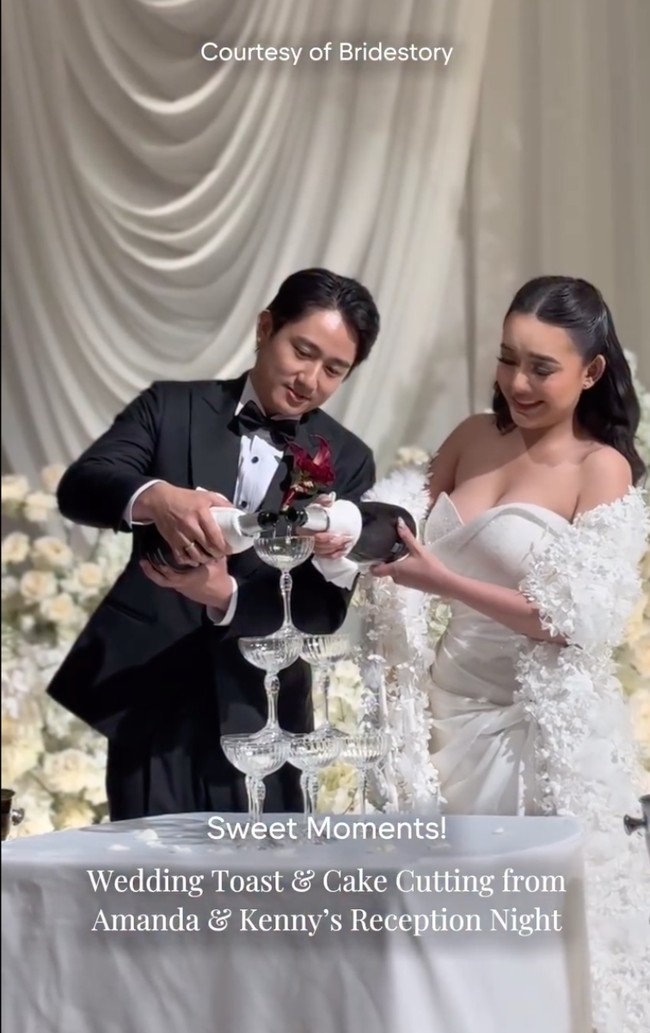 Sementara Kenny tampak klasik, maskulin, dan elegan dengan setelan jas hitam. Sebagai pelengkap, ia mengenakan dasi kupu-kupu (bow tie) berwarna hitam yang mempertegas kesan gentleman dan klasik pada keseluruhan penampilannya. Foto: Instagram/@thebridestory