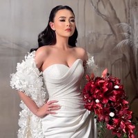 Untuk riasan wajahnya, aktris 25 tahun itu kembali mempercayakan pada MUA Bennu Sorumba. Riasannya tampak flawless dengan base makeup yang glowing, eyeshadow lembut, eyeliner tipis, dan lipstik warna nude coral yang manis. Foto: Instagram/@thebridestory