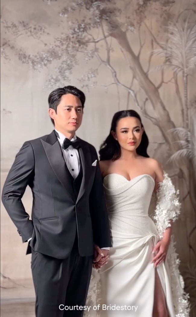 Tak sedikit yang memuji penampilan Amanda dan Kenny di hari pernikahan mereka. Keduanya disebut begitu serasi dengan wajah yang cantik dan tampan. Cantik dan ganteng banget, komentar salah seorang netizen. Visualnya gilaaaa, tambah netizen lain. Foto: Instagram/@thebridestory