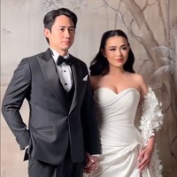 Tak sedikit yang memuji penampilan Amanda dan Kenny di hari pernikahan mereka. Keduanya disebut begitu serasi dengan wajah yang cantik dan tampan. Cantik dan ganteng banget, komentar salah seorang netizen. Visualnya gilaaaa, tambah netizen lain. Foto: Instagram/@thebridestory