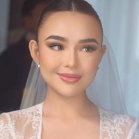 Bold brows dan lipstik pink yang segar membuat Amanda Manopo terlihat cantik memesona di hari bahagianya dengan Kenny Austin. Foto: Dok. Instagram Bennu Sorumba