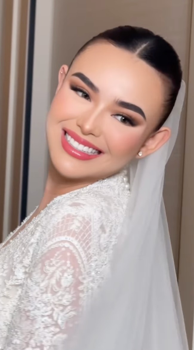 Makeup glamour namun tetap flawless Amanda di hari pernikahannya ini merupakan karya MUA Bennu Sorumba. Foto: Dok. Instagram Bennu Sorumba