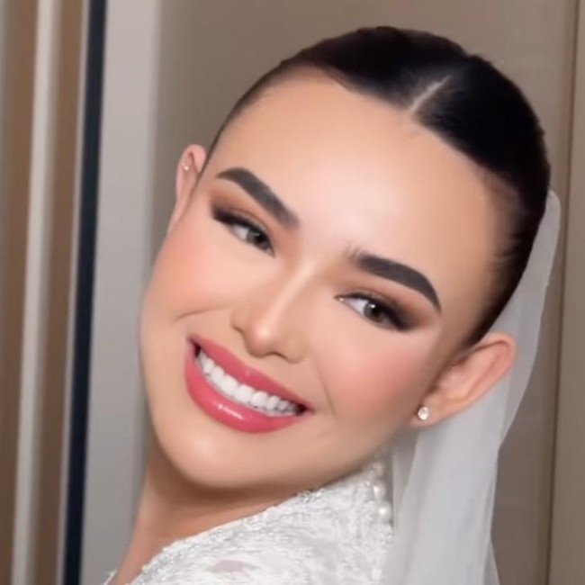 SAH! Anggunnya Amanda Manopo dalam Gaun Pengantin Putih Menyapu Lantai