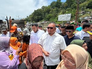 Andre Rosiade Serahkan Bantuan untuk Korban Kebakaran Pasa Gadang Padang