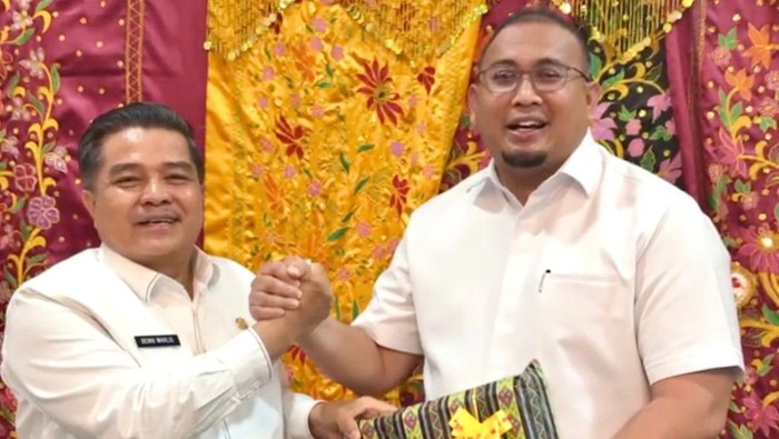 Wakil Ketua Komisi VI DPR Andre Rosiade bersama Bupati Agam Benni Warlis, saat bertemu di Rumah Dinas Bupati Agam, Lubuk Basung, Kamis (9/10/2025).
