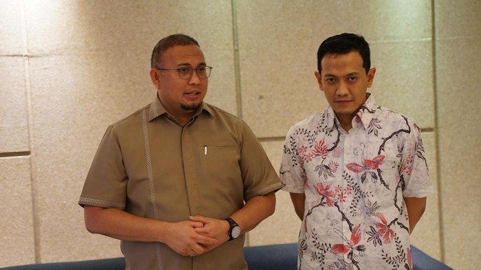 Anggota DPR Fraksi Partai Gerindra dapil Sumbar 1 Andre Rosiade dan bersama Sales Area Manager (SAM) Retail Sumbar Pertamina Patra Niaga Fakhri Rizal Hasibuan.