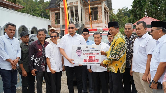 Andre Rosiade Serahkan Ambulans untuk Masjid Raya Palembayan Tangah, Agam