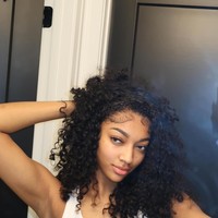 “Aku tak bisa berhenti tersenyum! Momen ini sungguh surealis dan penuh makna karena tahun lalu aku berada di antara penonton yang bermanifestasi di panggung peragaan busana itu, benar-benar terinspirasi dan terkagum-kagum dengan semua perempuan hebat yang berjalan di panggung peragaan busana, dan sekarang saya bisa kembali sebagai seorang Angel. Ini akan menjadi malam yang tak terlupakan dan akan selalu aku syukuri,” katanya dilansir People. Foto: Instagram @angelreese5