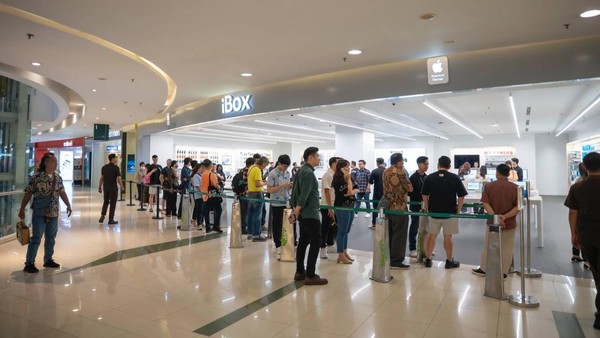 iBox Diserbu! Antrean Panjang Pemesan iPhone 17 di Seluruh Indonesia