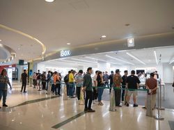 iBox Diserbu! Antrean Panjang Pemesan iPhone 17 di Seluruh Indonesia
