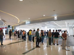 iBox Diserbu! Antrean Panjang Pemesan iPhone 17 di Seluruh Indonesia