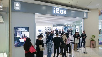 Antusiasme tinggi terlihat dari masyarakat Indonesia dalam menyambut kehadiran generasi terbaru iPhone di jaringan gerai iBox. Sejak hari pertama periode pre-order dibuka, pelanggan tampak memadati gerai-gerai iBox untuk memesan lini iPhone 17. Foto: Erajaya