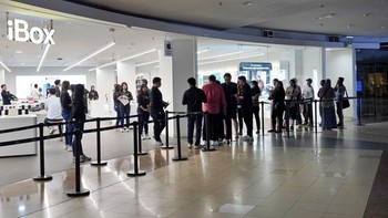 Bahkan, antrean sudah mulai mengular sejak pagi hari, sebelum pusat perbelanjaan resmi beroperasi, menunjukkan besarnya minat masyarakat terhadap peluncuran iPhone terbaru ini. Foto: Erajaya