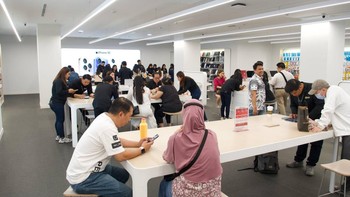 Pelanggan dapat melakukan pemesanan melalui berbagai kanal, baik offline di seluruh gerai iBox maupun online melalui iBox.co.id, iBox Official Shop di Shopee, dan Lazada. Produk akan mulai tersedia untuk diambil oleh pelanggan pada Jumat, 17 Oktober 2025, bertepatan dengan peluncuran resmi iPhone 17 di Indonesia. Foto: Erajaya