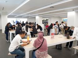 iBox Diserbu! Antrean Panjang Pemesan iPhone 17 di Seluruh Indonesia