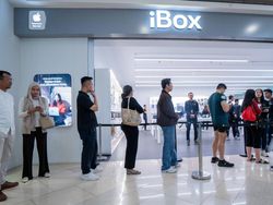 iBox Diserbu! Antrean Panjang Pemesan iPhone 17 di Seluruh Indonesia