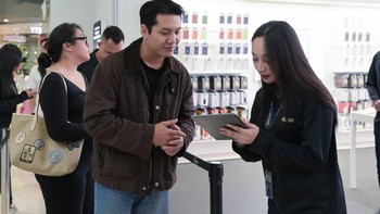 Dalam rangka menyambut kehadiran seri terbaru ini, Erajaya menghadirkan rangkaian penawaran eksklusif yang menarik di jaringan ritelnya. Foto: Erajaya