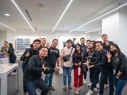 iBox Diserbu! Antrean Panjang Pemesan iPhone 17 di Seluruh Indonesia