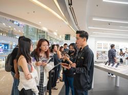 iBox Diserbu! Antrean Panjang Pemesan iPhone 17 di Seluruh Indonesia