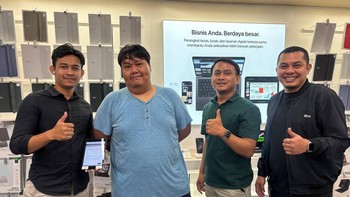 Pemesan pertama iPhone 17 Series di iBox Senayan City. Foto: Erajaya