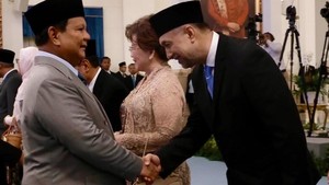Ari Sihasale resmi jadi bagian Komite Otsus Papua yang dilantik Presiden Prabowo Subianto di Istana Negara, Rabu (8/10). Foto: Instagram Ari Sihasale