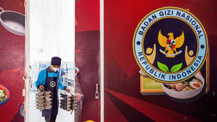 Bandung Hadirkan SPPG Baru, 2.400 Paket Makan Bergizi Siap untuk Anak Sekolah Petugas merapikan dan menyusun food tray atau piring makan bergizi gratis (MBG) di dapur Satuan Pelayanan Pemenuhan Gizi (SPPG) Antapani Kulon, Bandung, Jawa Barat, Jumat (10/10/2025). SPPG tersebut akan menyediakan sedikitnya 2400 paket untuk 13 sekolah dasar dan taman kanak-kanak di kawasan sekitar yang mulai didistribusikan pada Senin (13/10) mendatang. ANTARA FOTO/Novrian Arbi