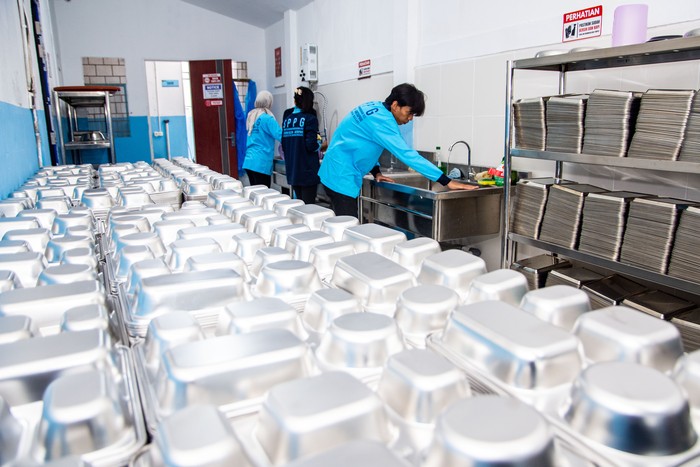 Petugas merapikan dan menyusun food tray atau piring makan bergizi gratis (MBG) di dapur Satuan Pelayanan Pemenuhan Gizi (SPPG) Antapani Kulon, Bandung, Jawa Barat, Jumat (10/10/2025). SPPG tersebut akan menyediakan sedikitnya 2400 paket  untuk 13 sekolah dasar dan taman kanak-kanak di kawasan sekitar yang mulai didistribusikan pada Senin (13/10) mendatang. ANTARA FOTO/Novrian Arbi