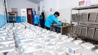 SPPG Antapani Kulon ditargetkan menyediakan sedikitnya 2.400 paket makan bergizi setiap hari yang akan didistribusikan ke 13 sekolah dasar dan taman kanak-kanak di sekitar kawasan itu. Makanan disiapkan dengan standar gizi seimbang yang mencakup karbohidrat, protein, sayuran, dan buah, guna mendukung tumbuh kembang anak-anak serta meningkatkan konsentrasi belajar mereka di sekolah. ANTARA FOTO/Novrian Arbi