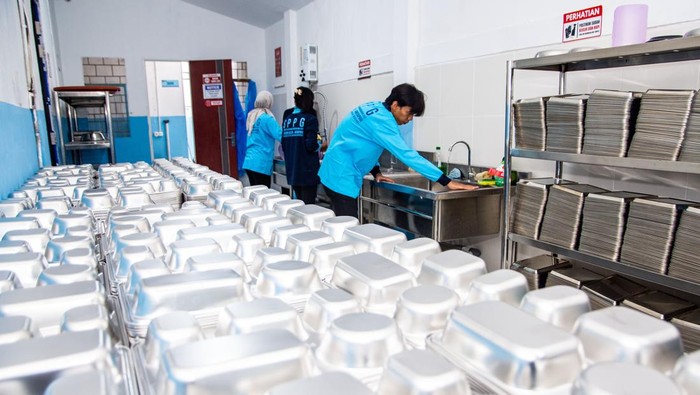 Petugas merapikan dan menyusun food tray atau piring makan bergizi gratis (MBG) di dapur Satuan Pelayanan Pemenuhan Gizi (SPPG) Antapani Kulon, Bandung, Jawa Barat, Jumat (10/10/2025). SPPG tersebut akan menyediakan sedikitnya 2400 paket untuk 13 sekolah dasar dan taman kanak-kanak di kawasan sekitar yang mulai didistribusikan pada Senin (13/10) mendatang. ANTARA FOTO/Novrian Arbi