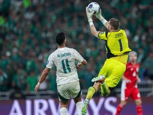Bagi Ajax, Maarten Paes Spesial!