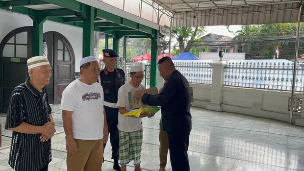 Brimob Polda Metro Jaya turun ke masjid di Cikini, berbagi 'Jumat Peduli' dan bersih-bersih, Jumat (10/10/2025).